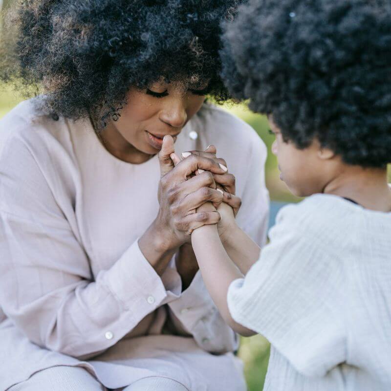 mom and child praying together